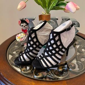 🎉HP🎉 MICHAEL KORS Trinity Suede Sandal Black .. Sz 6.5